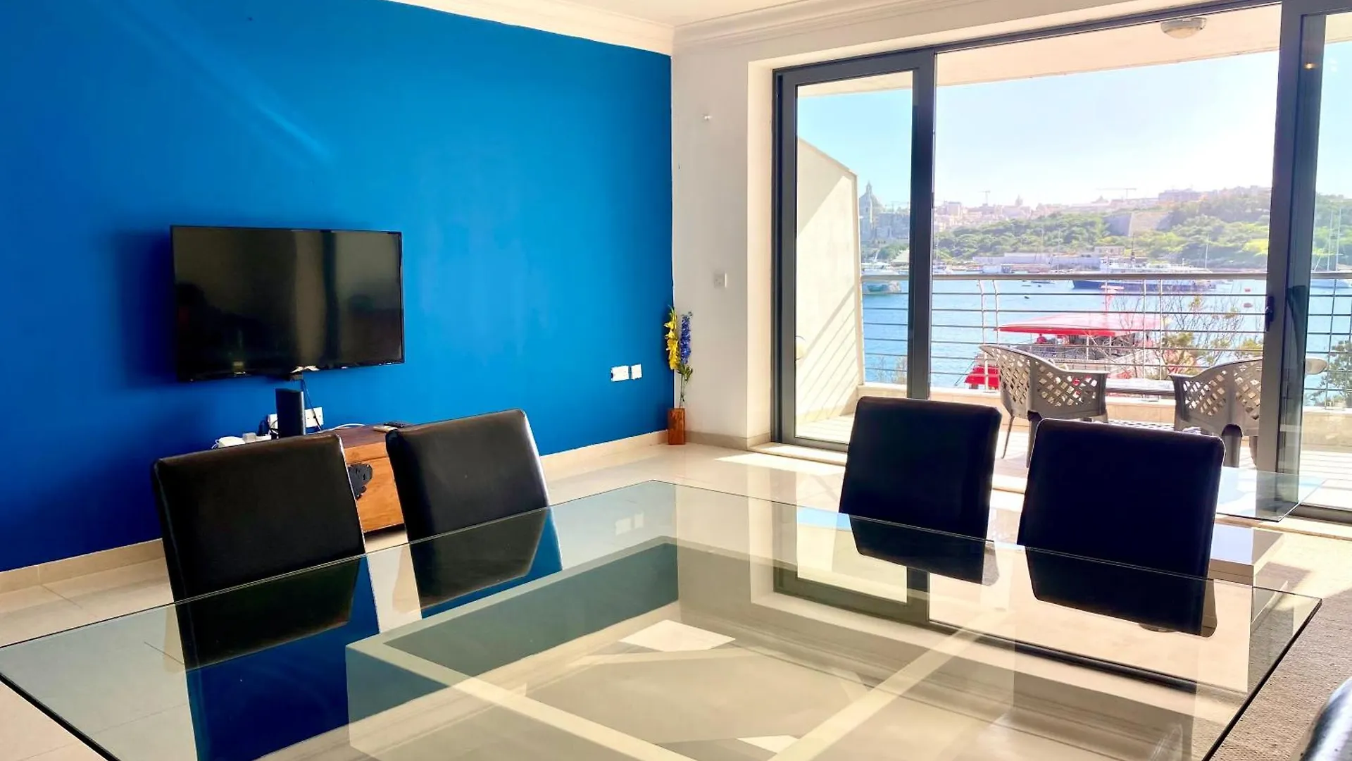 Apartment Seafront Harbour Haven - Steps To Ferry, Shops And Beaches Sliema