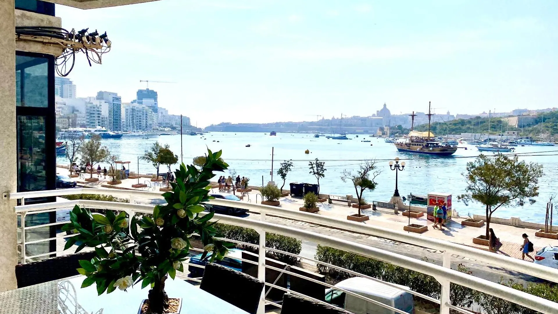 Seafront Harbour Haven - Steps To Ferry, Shops And Beaches Sliema